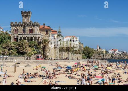 Estoril ist eine Stadt in der Zivilpfarrei Cascais an der portugiesischen Riviera, einem ehemaligen Ferienort, der dem Luxustourismus gewidmet ist und ein berühmtes Casino in Portugal hat Stockfoto