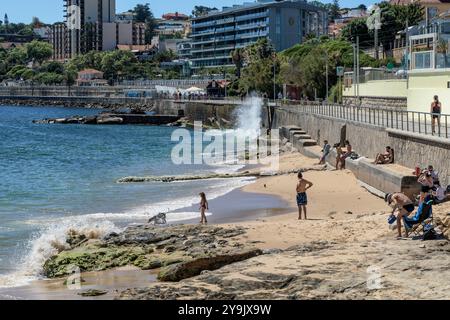 Estoril ist eine Stadt in der Zivilpfarrei Cascais an der portugiesischen Riviera, einem ehemaligen Ferienort, der dem Luxustourismus gewidmet ist und ein berühmtes Casino in Portugal hat Stockfoto