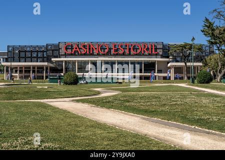 Estoril ist eine Stadt in der Zivilpfarrei Cascais an der portugiesischen Riviera, einem ehemaligen Ferienort, der dem Luxustourismus gewidmet ist und ein berühmtes Casino in Portugal hat Stockfoto