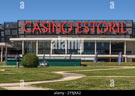 Estoril ist eine Stadt in der Zivilpfarrei Cascais an der portugiesischen Riviera, einem ehemaligen Ferienort, der dem Luxustourismus gewidmet ist und ein berühmtes Casino in Portugal hat Stockfoto