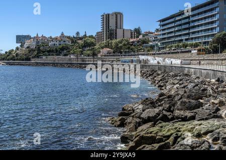 Estoril ist eine Stadt in der Zivilpfarrei Cascais an der portugiesischen Riviera, einem ehemaligen Ferienort, der dem Luxustourismus gewidmet ist und ein berühmtes Casino in Portugal hat Stockfoto