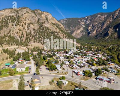 Luftaufnahme der kleinen Stadt und ehemaligen Bergbaustadt Hedley, British Columbia, Kanada, die sich im Similameen Valley befindet. Stockfoto