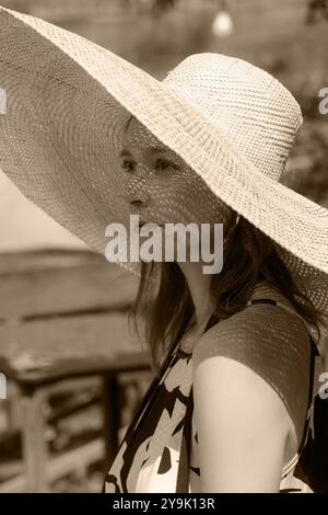 Außenfoto einer Frau mit breiter Krempe Stockfoto