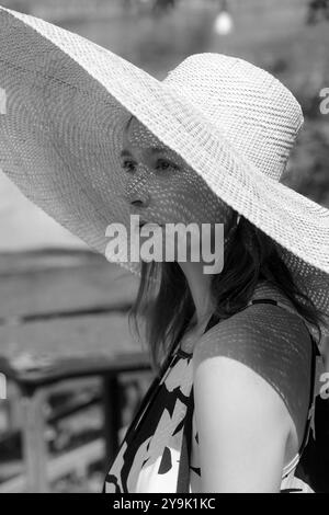 Außenfoto einer Frau mit breiter Krempe Stockfoto