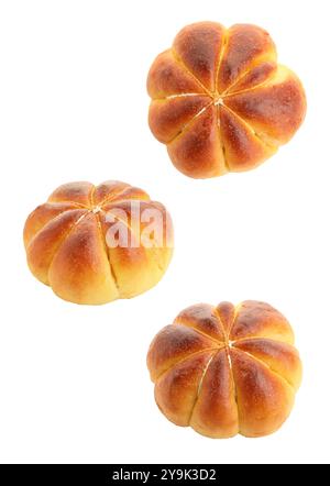 Kürbisförmige Brötchen in der Luft auf weißem Hintergrund Stockfoto