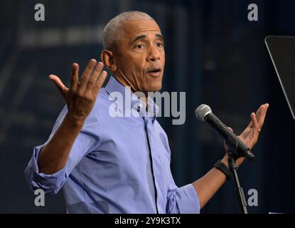 Pittsburgh, Usa. Oktober 2024. Der ehemalige Präsident Barack Obama setzt sich am Donnerstag, den 10. Oktober 2024, für Vizepräsidentin Kamala Harris im Fitzgerald Field House auf dem Campus der University of Pittsburgh in Pittsburgh ein. Foto von Archie Carpenter/UPI. Quelle: UPI/Alamy Live News Stockfoto