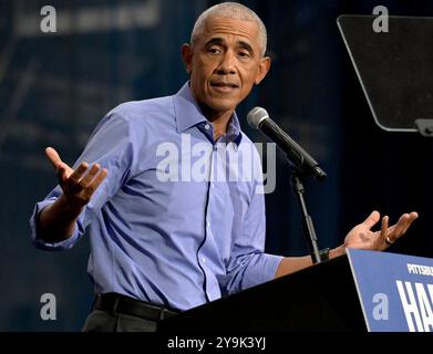 Pittsburgh, Usa. Oktober 2024. Der ehemalige Präsident Barack Obama setzt sich am Donnerstag, den 10. Oktober 2024, für Vizepräsidentin Kamala Harris im Fitzgerald Field House auf dem Campus der University of Pittsburgh in Pittsburgh ein. Foto von Archie Carpenter/UPI. Quelle: UPI/Alamy Live News Stockfoto