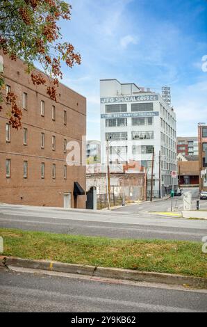 Knoxville, TN, USA – September 17, 2024: Blick auf die Rückseite des historischen JFG Coffee Building. Stockfoto