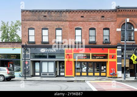 Knoxville, TN, USA – September 17, 2024: Historische Gebäude in der Altstadt an der Central Street, heute Contra Vintage Shop, Red Panda Grocery, Stockfoto