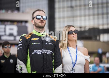 AGUSTIN HUGO CANAPINO (78) aus Arrecifes, Argentinien, steht für die Nationalhymne vor dem Grand Prix von Detroit auf dem Stre Stockfoto