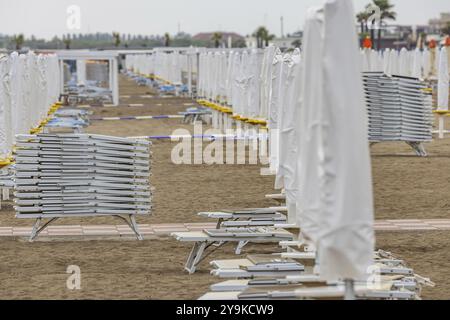 Bagni Lungomare, Chioggia. Badestrand an der Adria bei schlechtem Wetter. Alle Liegestühle sind kostenlos. Chioggia, Veneto, Italien, Europa Stockfoto