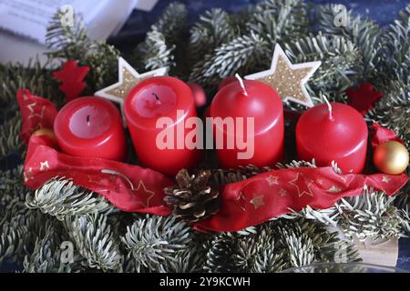 Advent Arrangement mit vier Kerzen während der Adventszeit und der Vorweihnachtszeit ist das Backen überall ein großes Geschäft. Abhängig von den Keksen, ist es auch Stockfoto