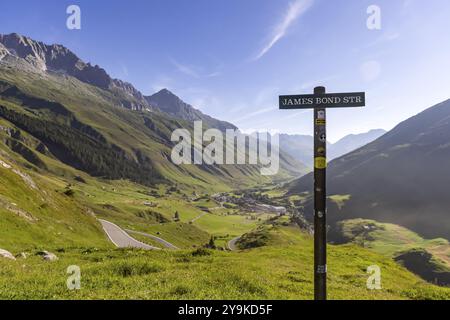 James Bond Goldfinger Kurve Aussichtspunkt am Furka Pass. Szenen für den James-Bond-Film Goldfinger wurden auf der gewundenen Bergstraße in 1964 ag gedreht Stockfoto