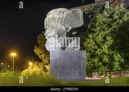 Karl-Marx-Denkmal bei Nacht. 40 Tonnen schwere Skulptur, das berühmteste Wahrzeichen der Stadt Chemnitz, Sachsen, Deutschland, Europa Stockfoto