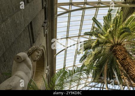 Alte weibliche Figur, Skulptur, zentrale Halle mit Kuppel, Palmengarten, NY Carlsberg Glyptotek oder New Carlsberg Glyptothek, Kunstmuseum für Skulptur und Skulptur Stockfoto