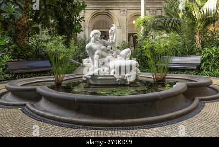 Die Wassermutter, Marmorskulptur von Kai Nielsen, Palm Garden, NY Carlsberg Glyptotek oder New Carlsberg Glyptothek, Kunstmuseum für Skulptur und Malerei Stockfoto