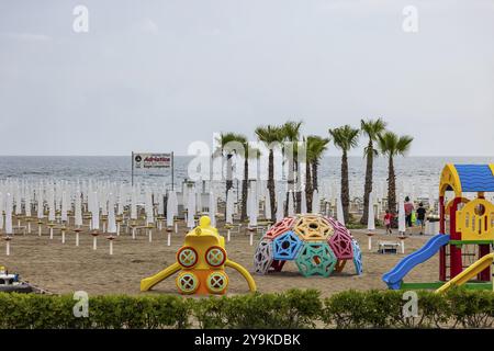 Bagni Lungomare, Chioggia. Badestrand an der Adria bei schlechtem Wetter. Alle Liegestühle sind kostenlos. Chioggia, Veneto, Italien, Europa Stockfoto