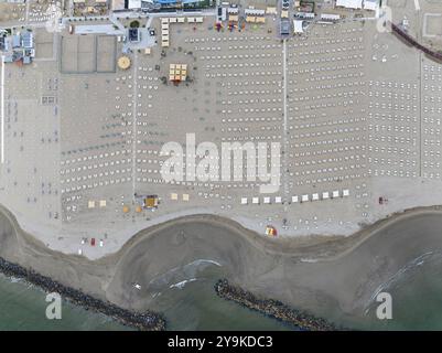 Badestrand in Rimini. Badestrand an der Adria bei schlechtem Wetter. Alle Liegestühle sind kostenlos. Drohnenfoto. Rimini, Provinz Rimini, Italien, Europa Stockfoto