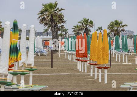 Bagni Lungomare, Chioggia. Badestrand an der Adria bei schlechtem Wetter. Alle Liegestühle sind kostenlos. Chioggia, Veneto, Italien, Europa Stockfoto