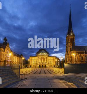 Sehenswürdigkeiten am Theaterplatz bei Nacht: Oper, Petrikirche, Hotel Chemnitzer Hof im Bauhausstil. Stadtblick von Chemnitz, Sachsen, Germa Stockfoto