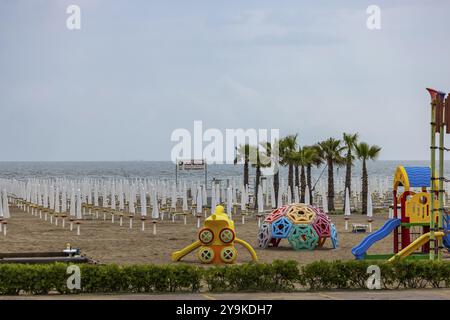 Bagni Lungomare, Chioggia. Badestrand an der Adria bei schlechtem Wetter. Alle Liegestühle sind kostenlos. Chioggia, Veneto, Italien, Europa Stockfoto