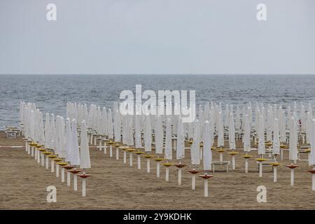 Bagni Lungomare, Chioggia. Badestrand an der Adria bei schlechtem Wetter. Alle Liegestühle sind kostenlos. Chioggia, Veneto, Italien, Europa Stockfoto