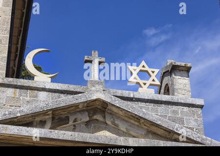 Kreuz des Christentums, Halbmond des Islam, Stern des Davids des Judentums, Cappella Nuova historisches Gebäude in San Marino. Die Symbole der drei Monotheis Stockfoto