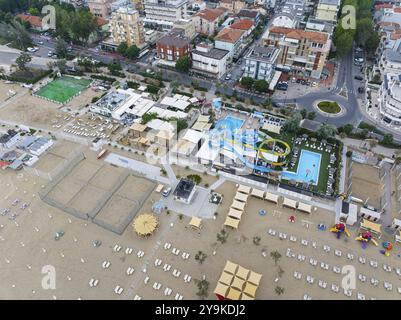 Badestrand in Rimini. Badestrand an der Adria bei schlechtem Wetter. Alle Liegestühle sind kostenlos. Drohnenfoto. Rimini, Provinz Rimini, Italien, Europa Stockfoto
