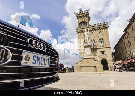 Freiheitsstatue auf dem Freiheitsplatz. Palazzo Pubblico San Marino, auch Rathaus und Sitz des Consiglio Grande e Generale, parlament A Stockfoto