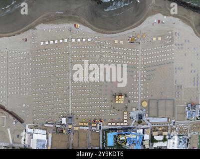 Badestrand in Rimini. Badestrand an der Adria bei schlechtem Wetter. Alle Liegestühle sind kostenlos. Drohnenfoto. Rimini, Provinz Rimini, Italien, Europa Stockfoto