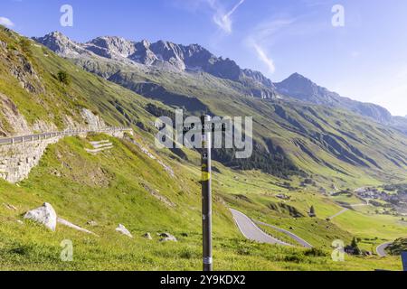 James Bond Goldfinger Kurve Aussichtspunkt am Furka Pass. Szenen für den James-Bond-Film Goldfinger wurden auf der gewundenen Bergstraße in 1964 ag gedreht Stockfoto