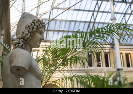 Alte weibliche Figur, Skulptur, zentrale Halle mit Kuppel, Palmengarten, NY Carlsberg Glyptotek oder New Carlsberg Glyptothek, Kunstmuseum für Skulptur und Skulptur Stockfoto