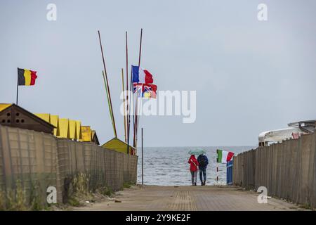 Bagni Lungomare, Chioggia. Badestrand an der Adria bei schlechtem Wetter. Alle Liegestühle sind kostenlos. Chioggia, Veneto, Italien, Europa Stockfoto