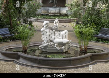 Die Wassermutter, Marmorskulptur von Kai Nielsen, Palm Garden, NY Carlsberg Glyptotek oder New Carlsberg Glyptothek, Kunstmuseum für Skulptur und Malerei Stockfoto