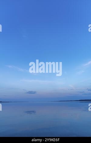 Abendliche Ruhe über dem Flensburger Fjord, Gemeinde drei auf der Holnis Halbinsel, Blick nach Osten, blaues Meer, blauer Himmel, Minimalismus, Gluecksburg, Schleswi Stockfoto