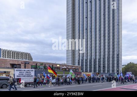 Chemnitz steht auf. protestmarsch rechtsextremer politischer Gruppen durch das Stadtzentrum. Chemnitz, Sachsen, Deutschland, Europa Stockfoto