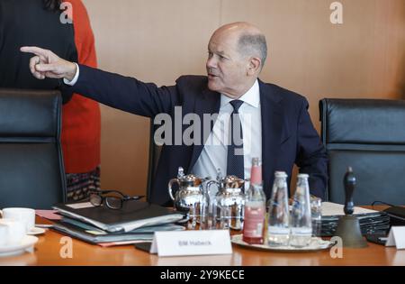 Bundeskanzler Olaf Scholz ruft Robert (Habeck) zu Beginn der Kabinettssitzung im Bundeskanzleramt, Berlin, 9. Oktober 2024, Berlin, Berli auf Stockfoto