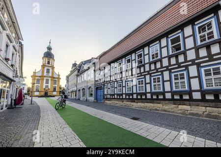 Evangelisch-Lutherische Kreuzkirche. Pfarrhaus der Kreuzkirche in Suhl. Fachwerkgebäude mit Thüringer Leitermotiv, typisches Torhaus wi Stockfoto