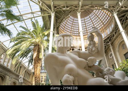 Die Wassermutter, Marmorskulptur von Kai Nielsen, Palmengarten, Kuppel, NY Carlsberg Glyptotek oder New Carlsberg Glyptothek, Kunstmuseum für Skulpturen und Stockfoto