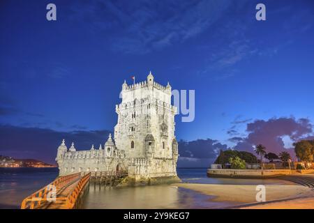 Lissabon Portugal, nächtliche Skyline der Stadt am Belem Tower Stockfoto