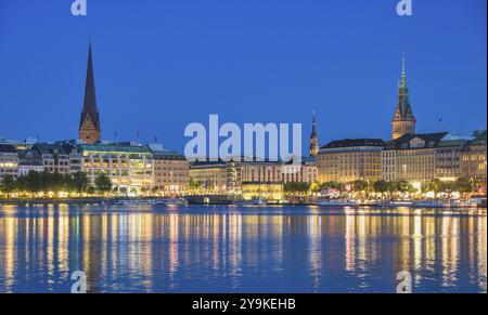 Hamburg Deutschland, nächtliches Panorama der Skyline der Stadt an der Alster mit Brunnen Stockfoto