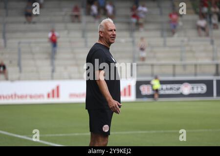 Trainer Christian Neidhart (Kickers Offenbach) beim Spiel der Fußball-RL SW 24:25: 1. Sptg: SC Freiburg II gegen Kickers Offenbach Stockfoto