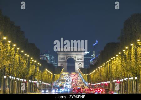 Paris France Nachtsyhouette am Triumphbogen und den Champs Elysees Stockfoto