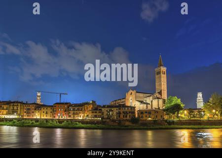 Verona Italien, nächtliche Skyline der Stadt am Etsch und der Basilica di Santa Anastasia Stockfoto