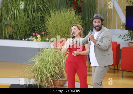 Im Duett: Laura Wilde (Sängerin, Musiker) und Sängerin Timo in der ARD-Fernsehsendung Stockfoto