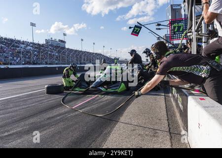 ROMAIN GROSJEAN (77) (SWE) aus Genf, Schweiz, kommt während der Bommarito Automotive Group 500 auf der World Wide Technology R auf die Grubenstraße Stockfoto