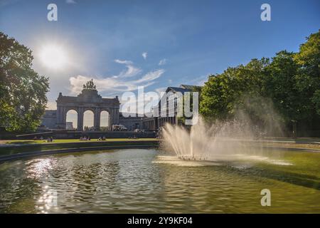 Brüssel Belgien, Skyline der Stadt am Arcade du Cinquantenaire von Brüssel (Arc de Triomphe) und Square de la Bouteille Stockfoto