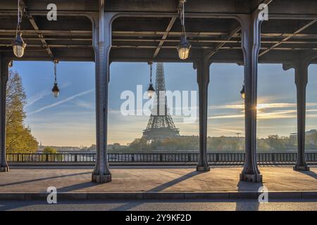 Paris Frankreich, die Skyline der Stadt bei Sonnenaufgang am Eiffelturm und die seine-Bir-Hakeim-Brücke Stockfoto