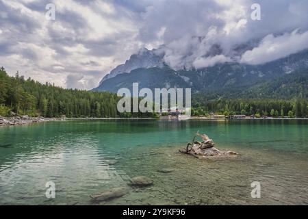 Zugspitze Spitze der deutschen Alpen und Eibsee, Garmisch Partenkirchen Deutschland Stockfoto