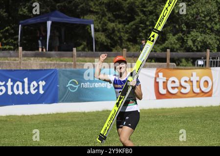 Den Moment mit dem Tagessieg genießen: Katharina Schmid (SC Oberstdorf) bei der Preisverleihung für den COC Cup Sommer Skispringen Hinterzarten 202 Stockfoto